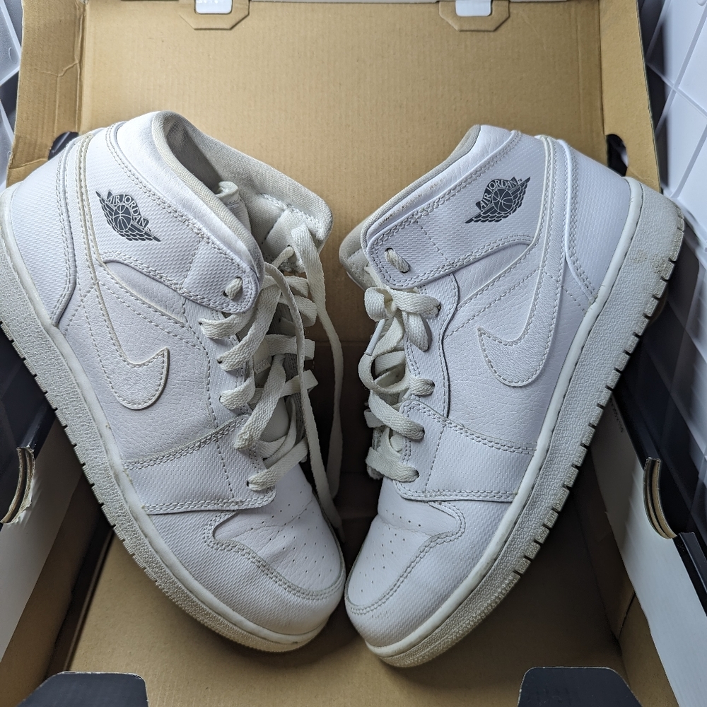 Air Jordan 1 Mid BG